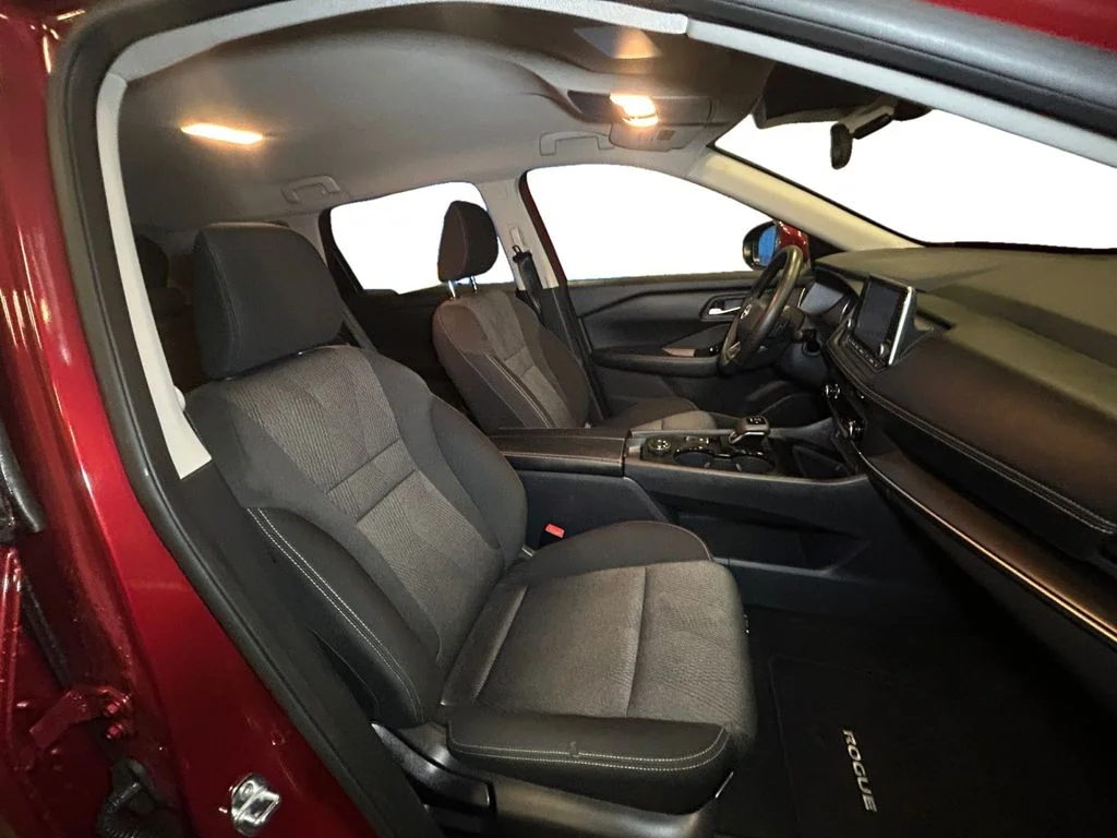 Used 2025 Scarlet Nissan SV image 16