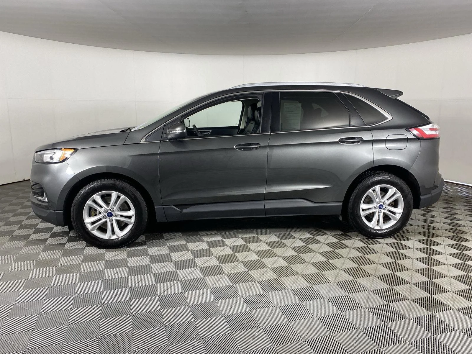 Used 2020  Ford SEL image 4