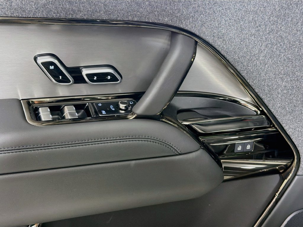 New 2027 Santorini Black Land Rover  SE P360 image 18