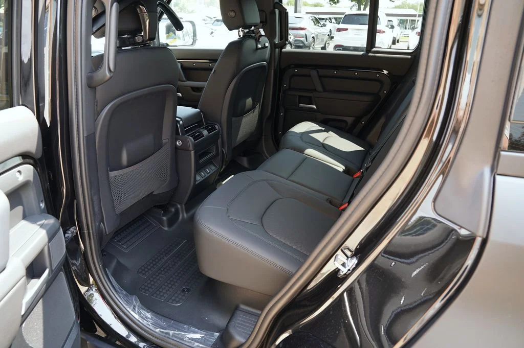 New 2026 Santorini Black Land Rover X-Dynamic SE image 32