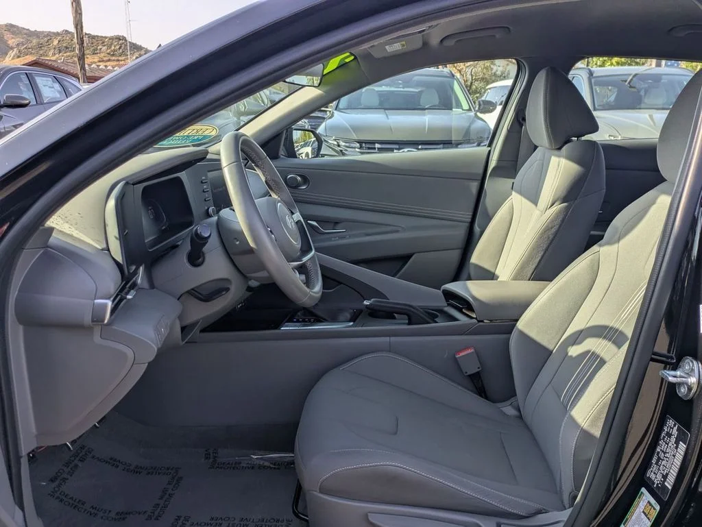 Used 2025 Black Hyundai SEL Sport image 13
