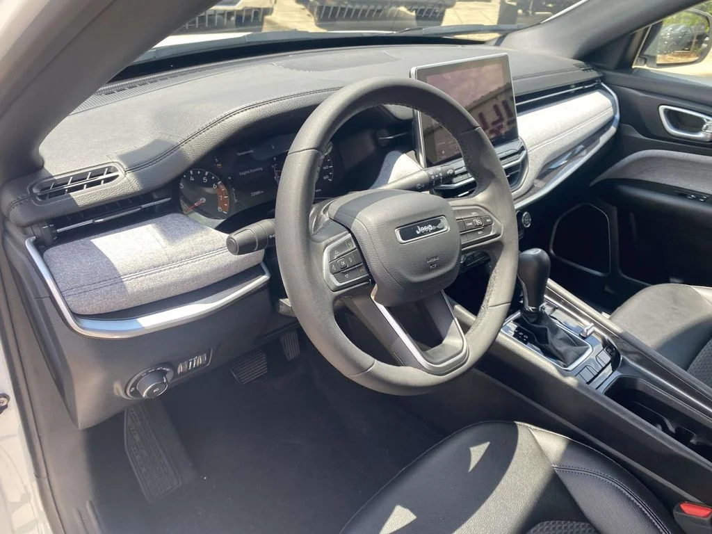Used 2024 White Jeep Latitude image 23