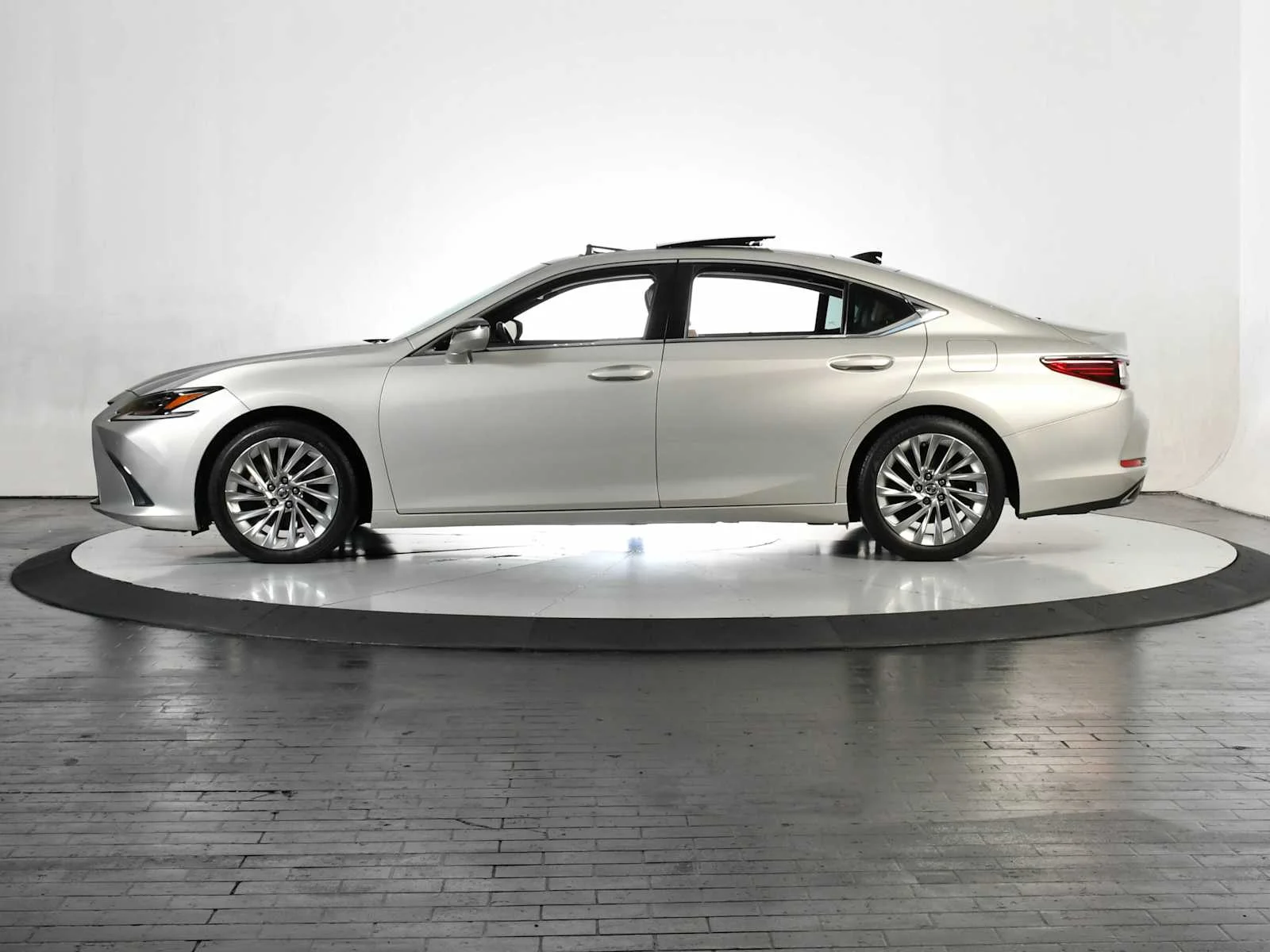 Used 2019 Moonbeam Beige Metallic Lexus Ultra Luxury image 2