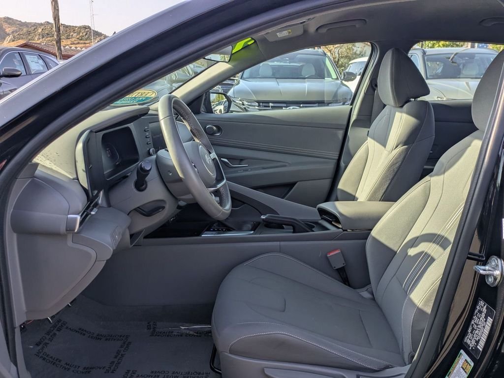 2025 Hyundai Elantra SEL - Photo 14