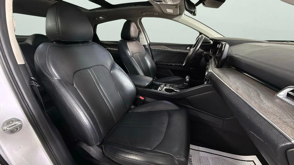 Used 2022 White Kia EX image 34