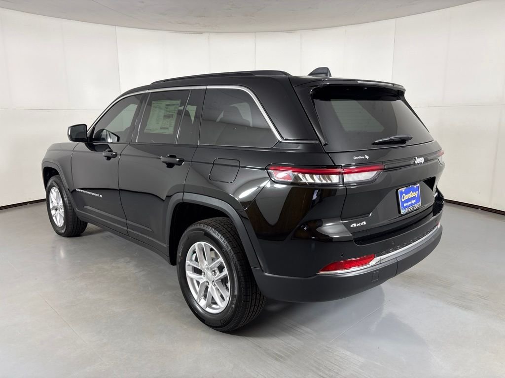 New 2026 Diamond Black Crystal Pearl-Coat Exterior Paint Jeep Laredo image 6