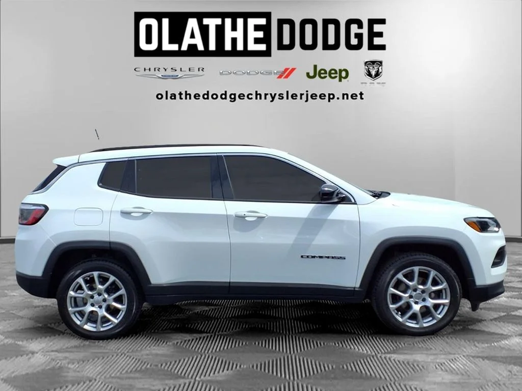 Certified Used 2022 White Jeep Latitude Lux image 31
