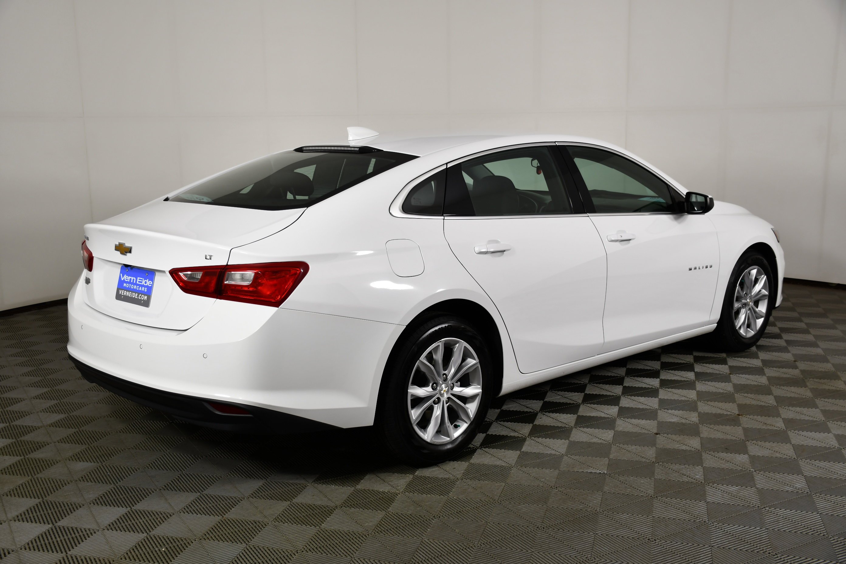 Used 2024 Summit White Chevrolet LT image 6