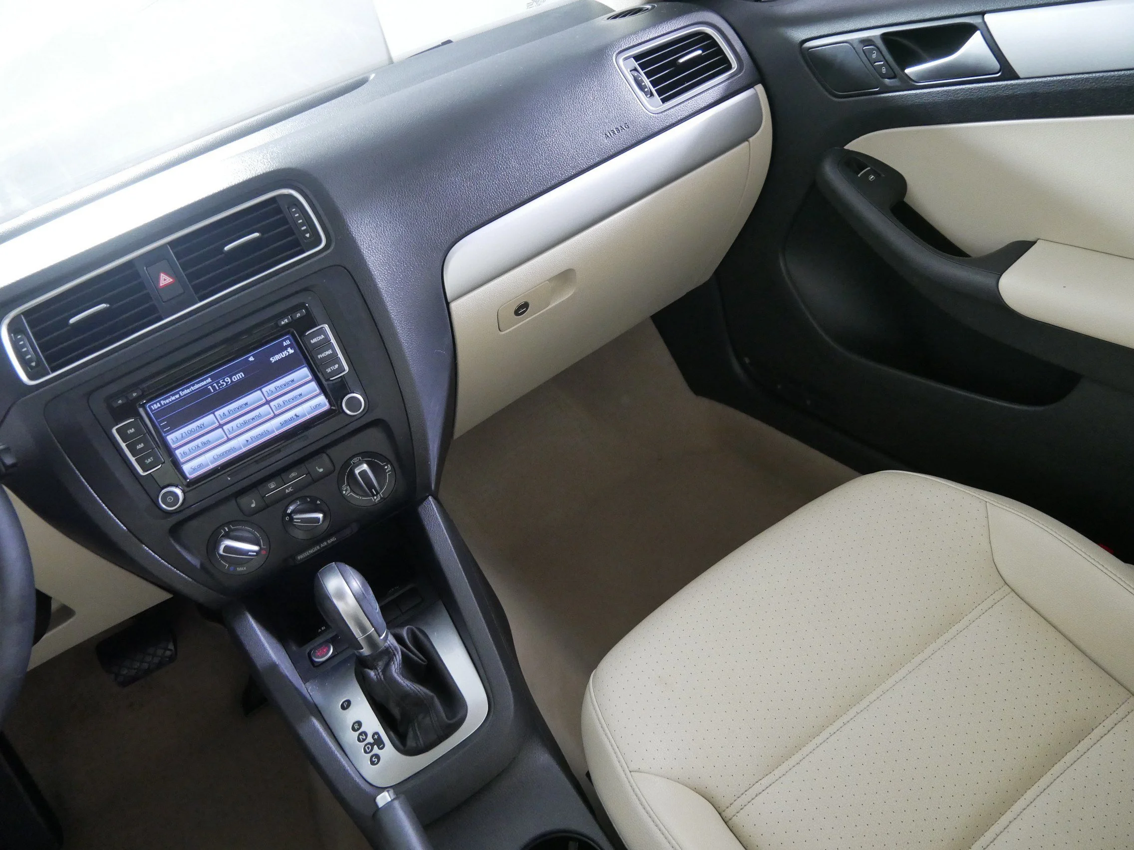 Used 2014 Candy White Volkswagen SE w/Connectivity/Sunroof image 11