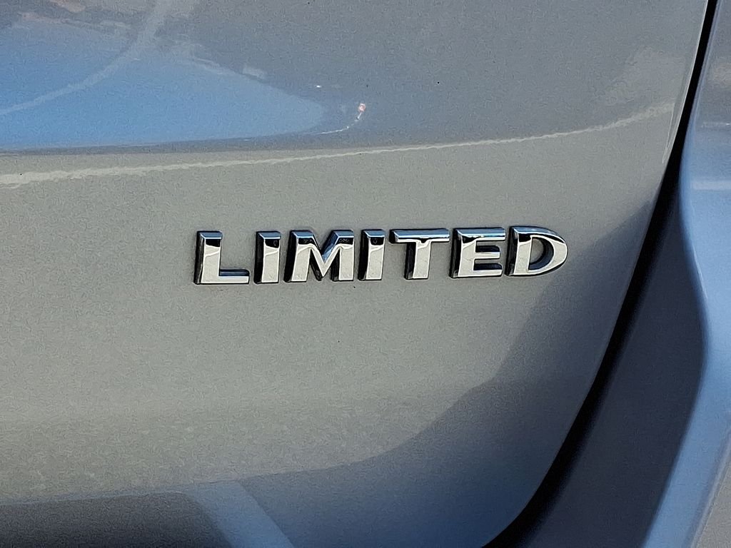 Used 2015 Silver Jeep Limited image 30