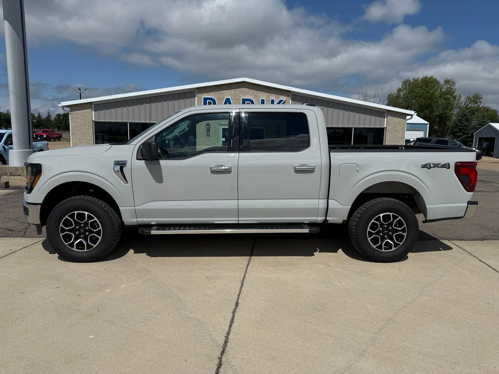 Certified Used 2024 Avalanche Ford XLT image 3
