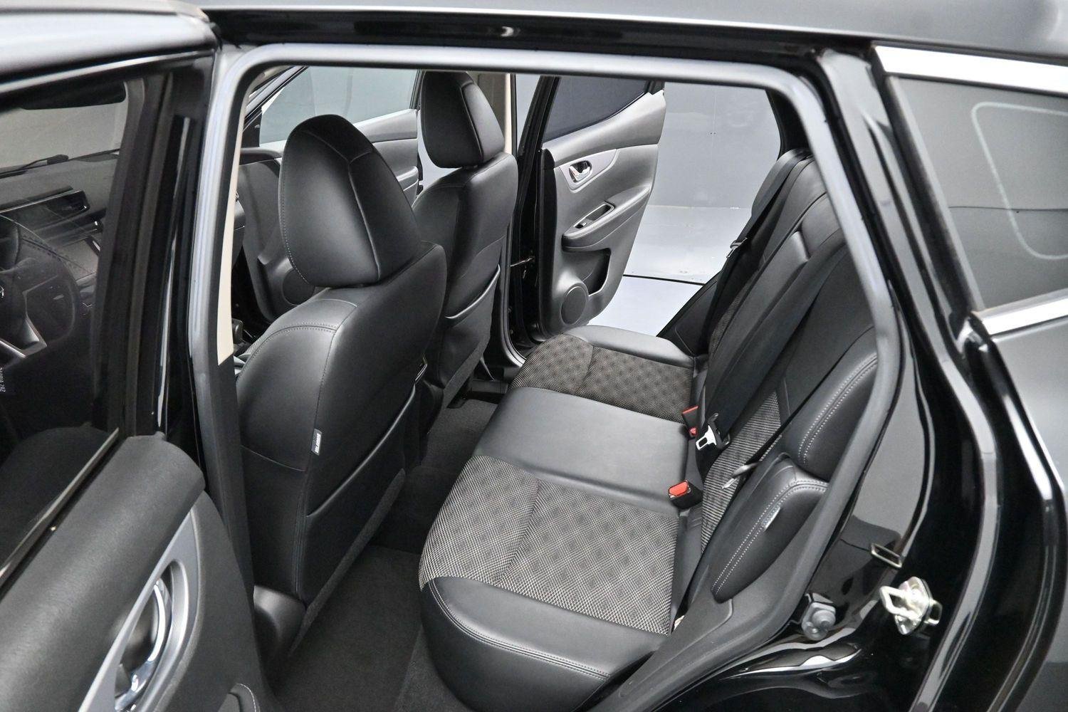Used 2020 Magnetic Black Pearl Nissan SV image 31