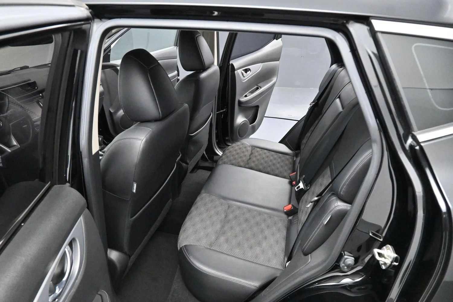 Used 2020 Magnetic Black Pearl Nissan SV image 31