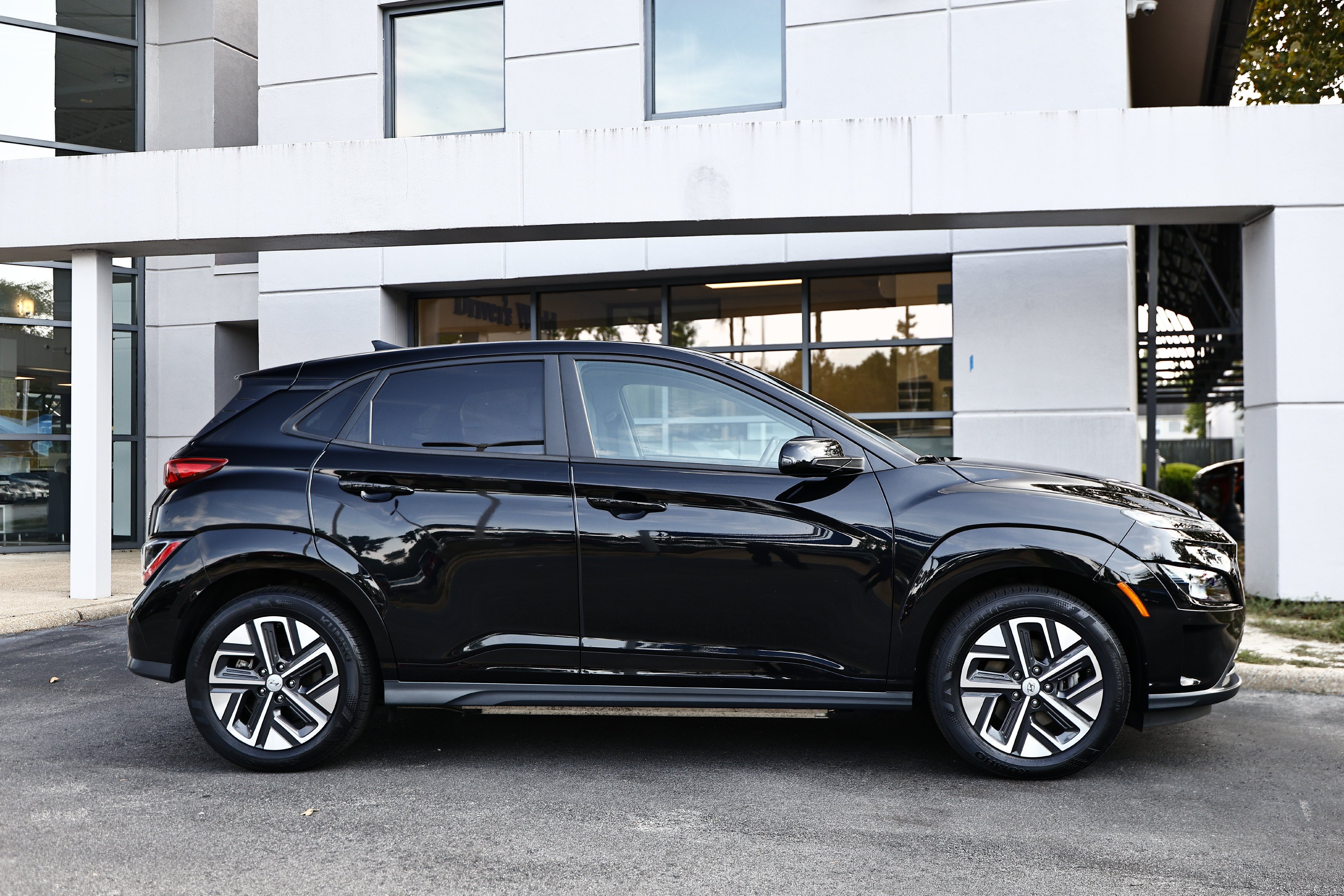 Used 2023 Ultra Black Hyundai SE image 4