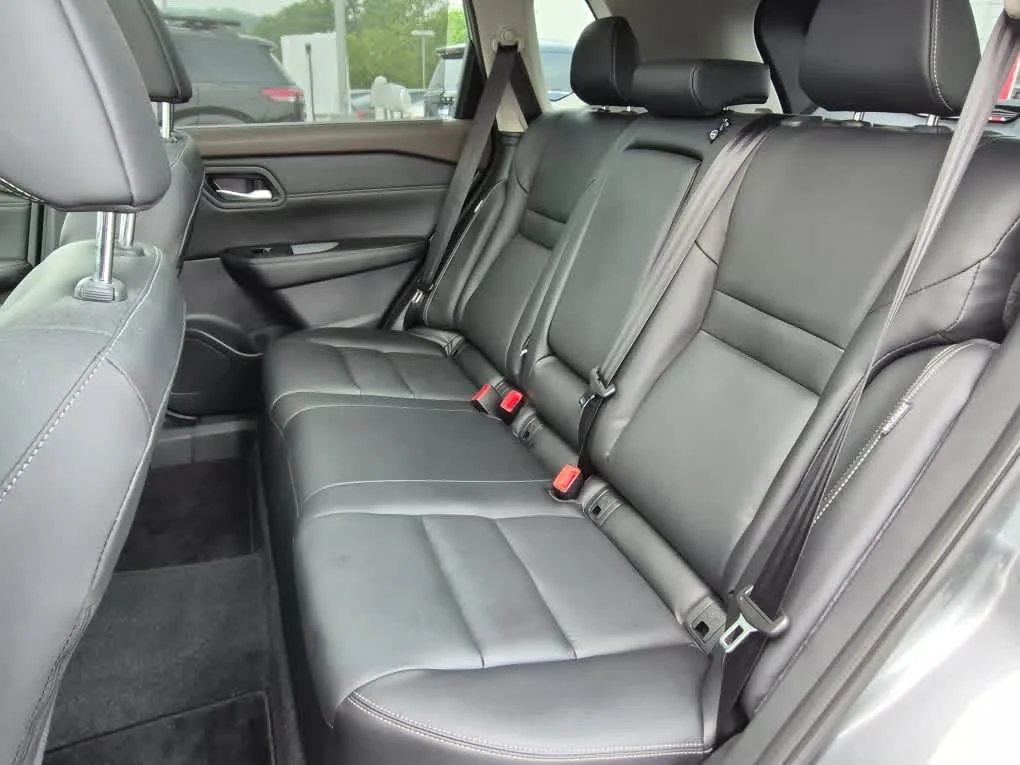 Used 2023 Gun Metallic Nissan SL image 7