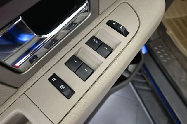 Used 2010  Ford XLT image 14