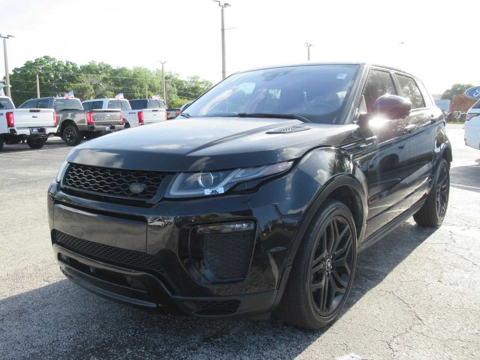 Used 2018 Santorini Black Land Rover HSE Dynamic image 3