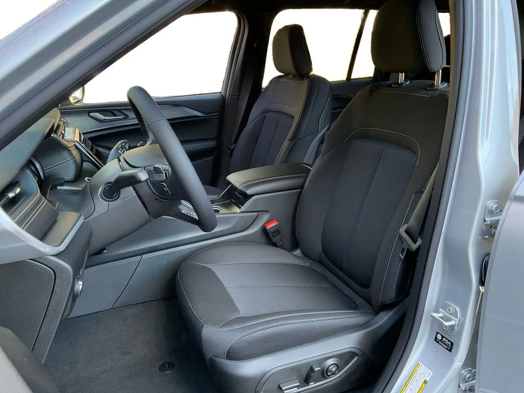 Used 2025 Silver Jeep Laredo image 25