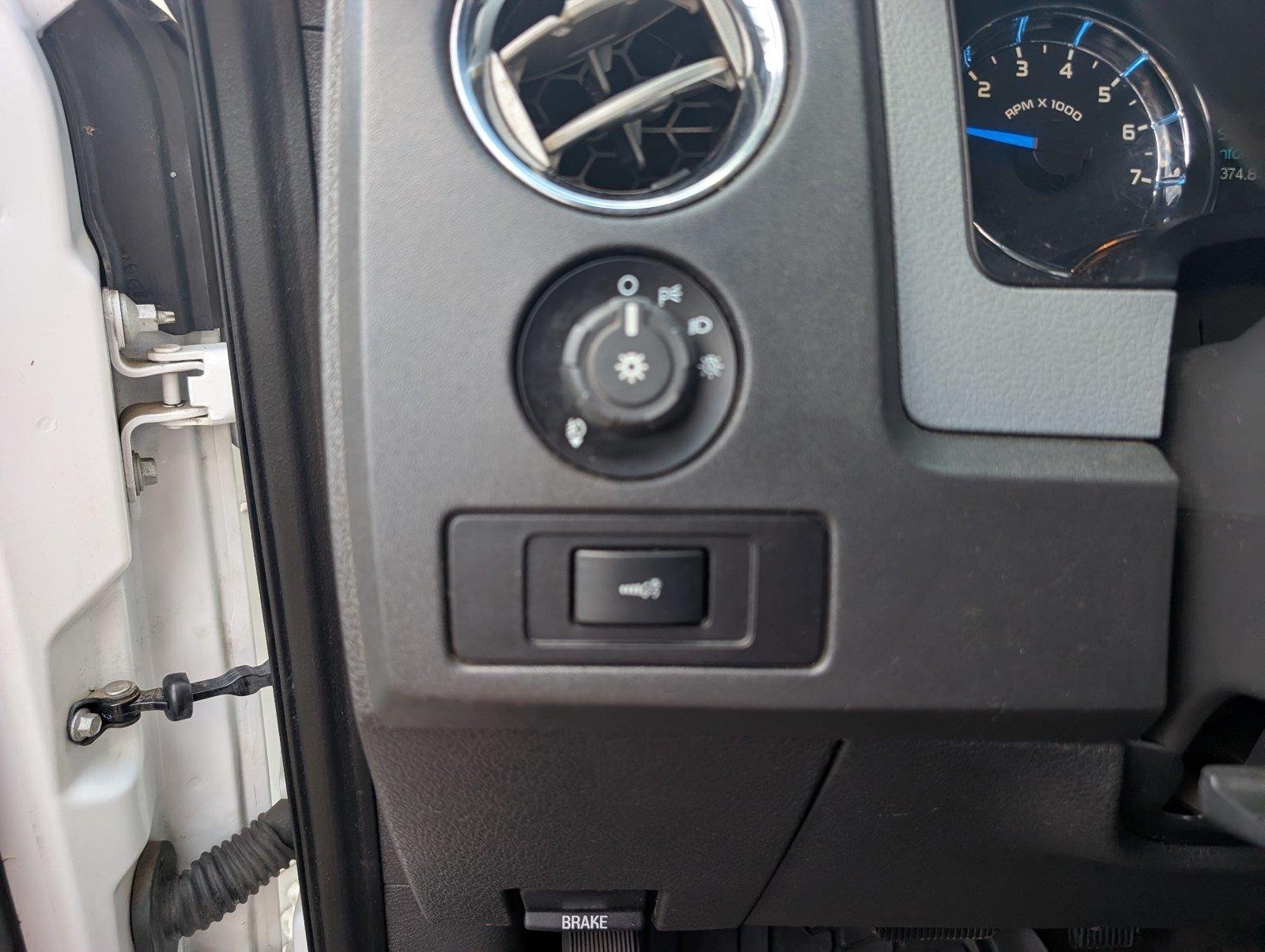 Used 2013 Oxford White/Ingot Silver Metallic Ford XLT image 28