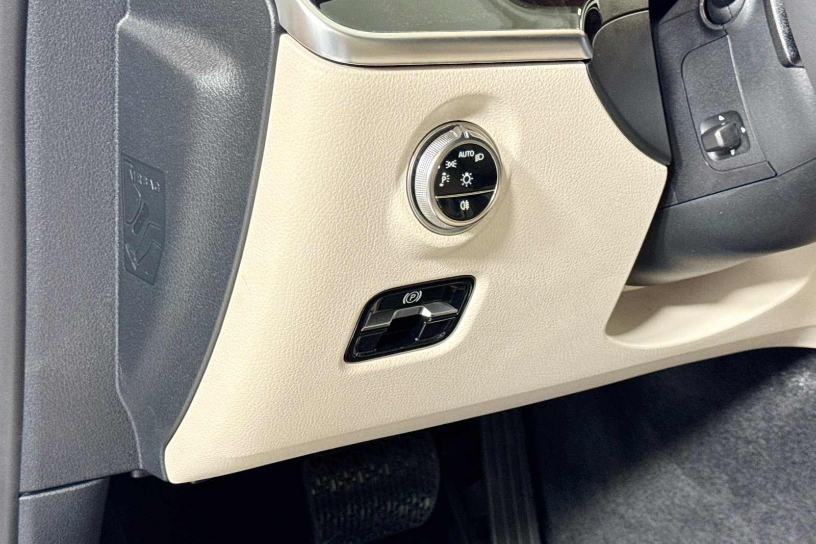 New 2026 Polar White Mercedes-Benz C 300 image 10
