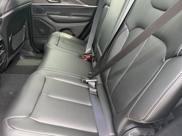 New 2026 Bright White Clear-Coat Exterior Paint Jeep Limited image 10