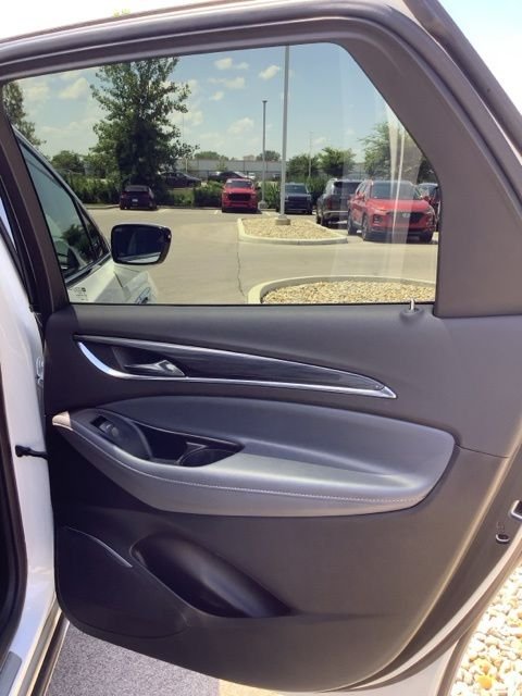 Used 2023 Summit White Buick Essence image 21