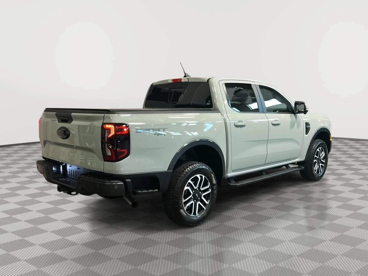 Used 2024 Cactus Gray Ford LARIAT image 23