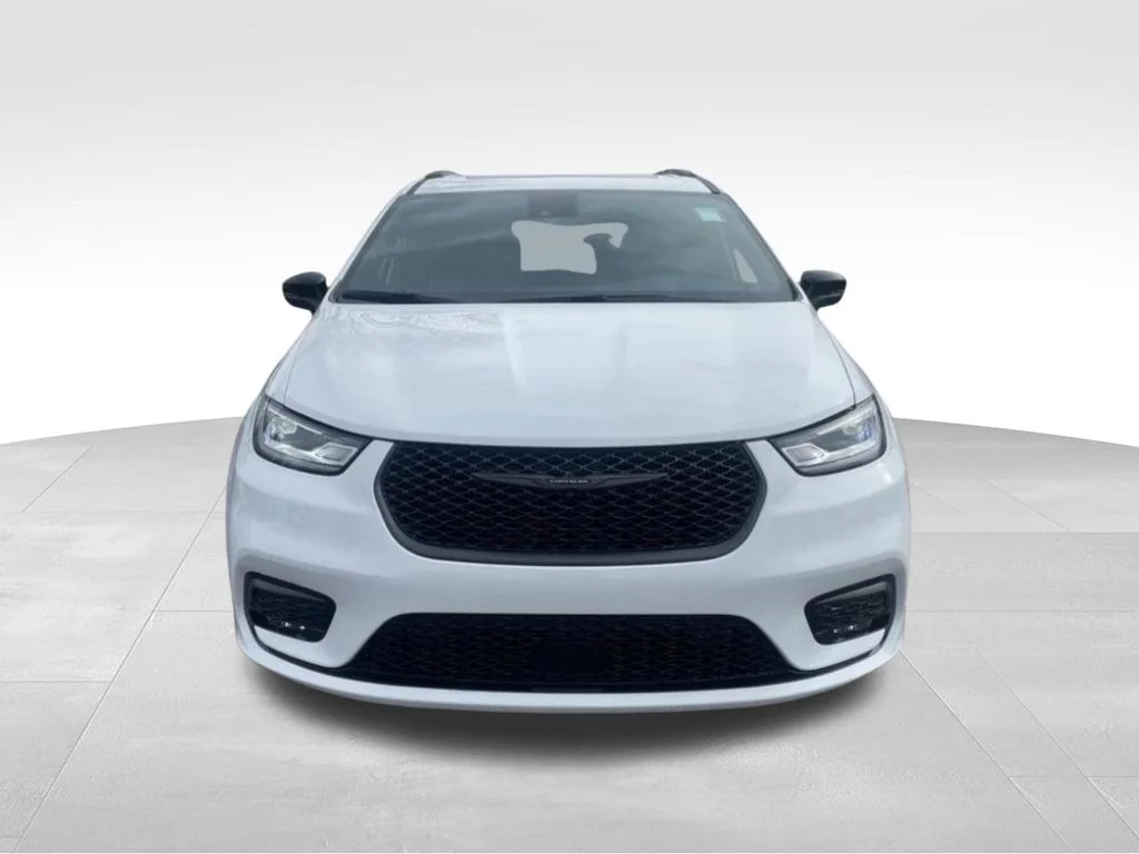 New 2026 Bright White Clear-Coat Exterior Paint Chrysler Limited image 8
