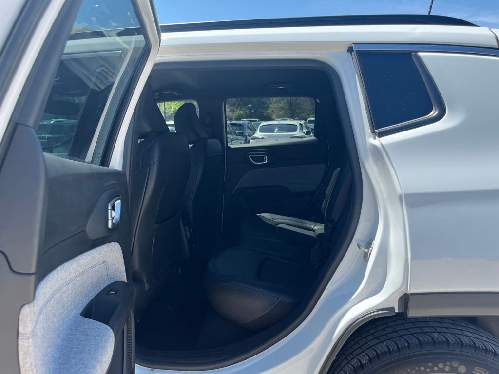 Used 2024 Bright White Clearcoat Jeep Latitude image 27