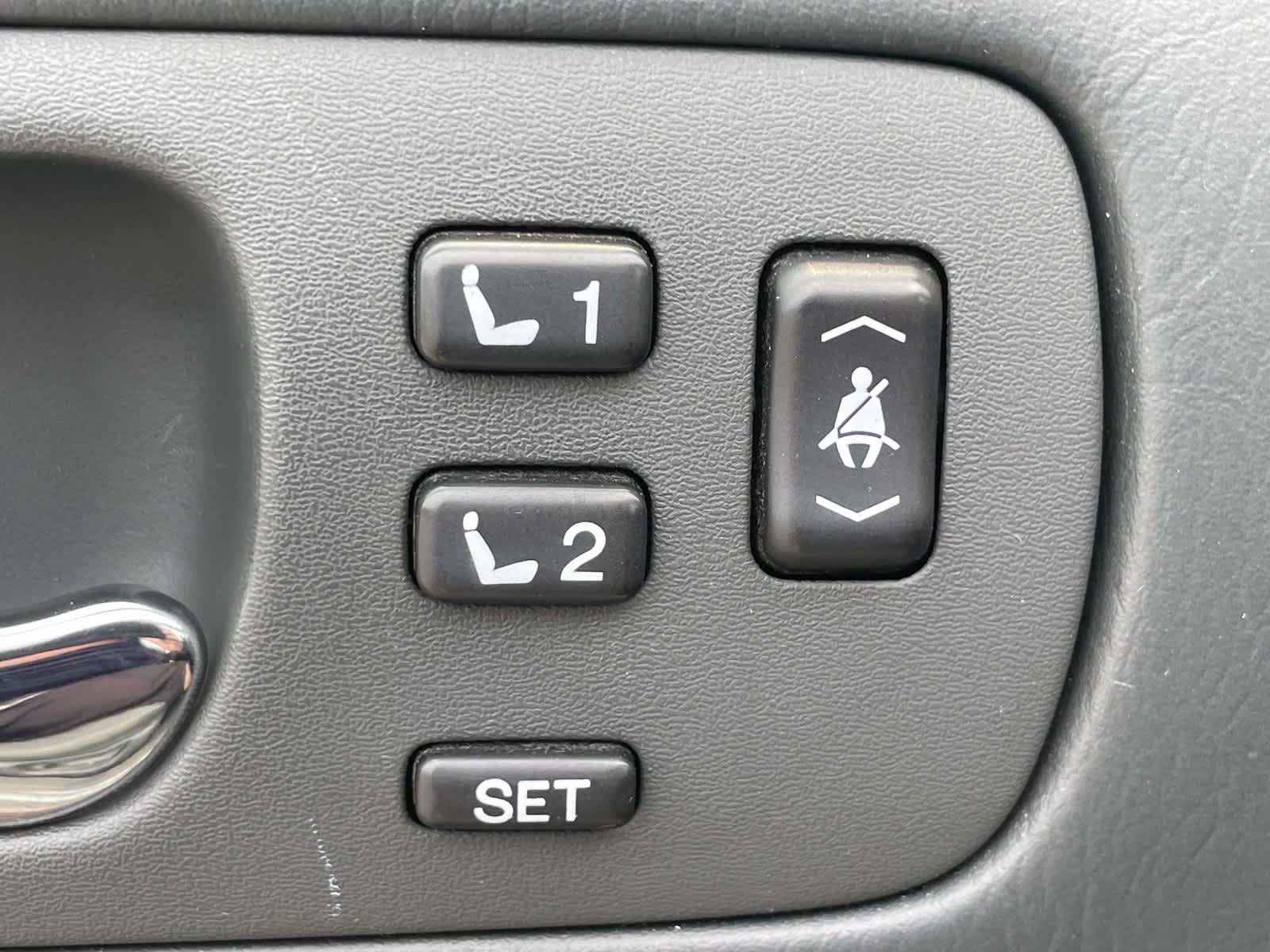 Used 1998 Silver Jade Pearl Lexus  image 25