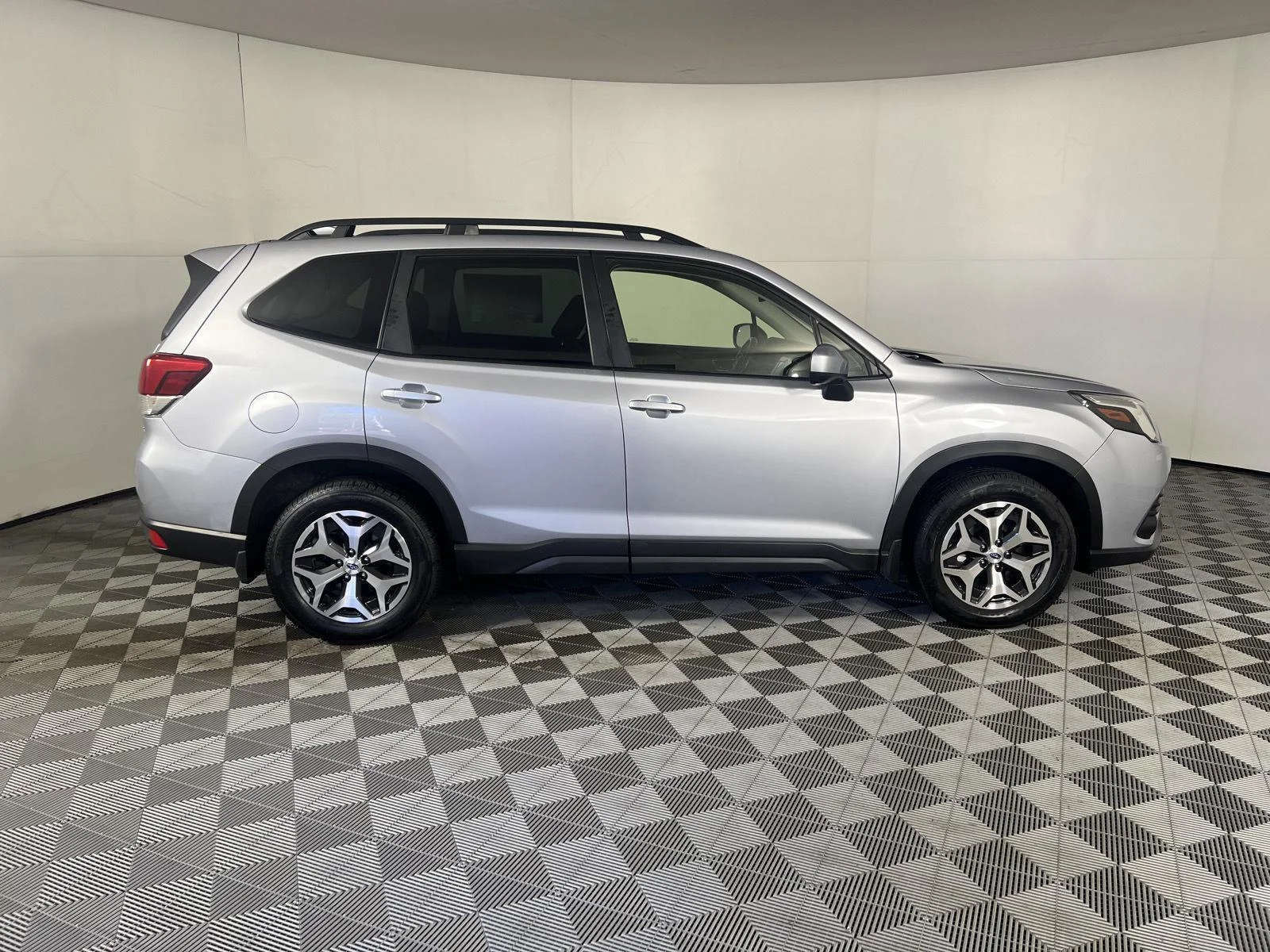 Used 2022 Ice Silver Metallic Subaru Premium image 18