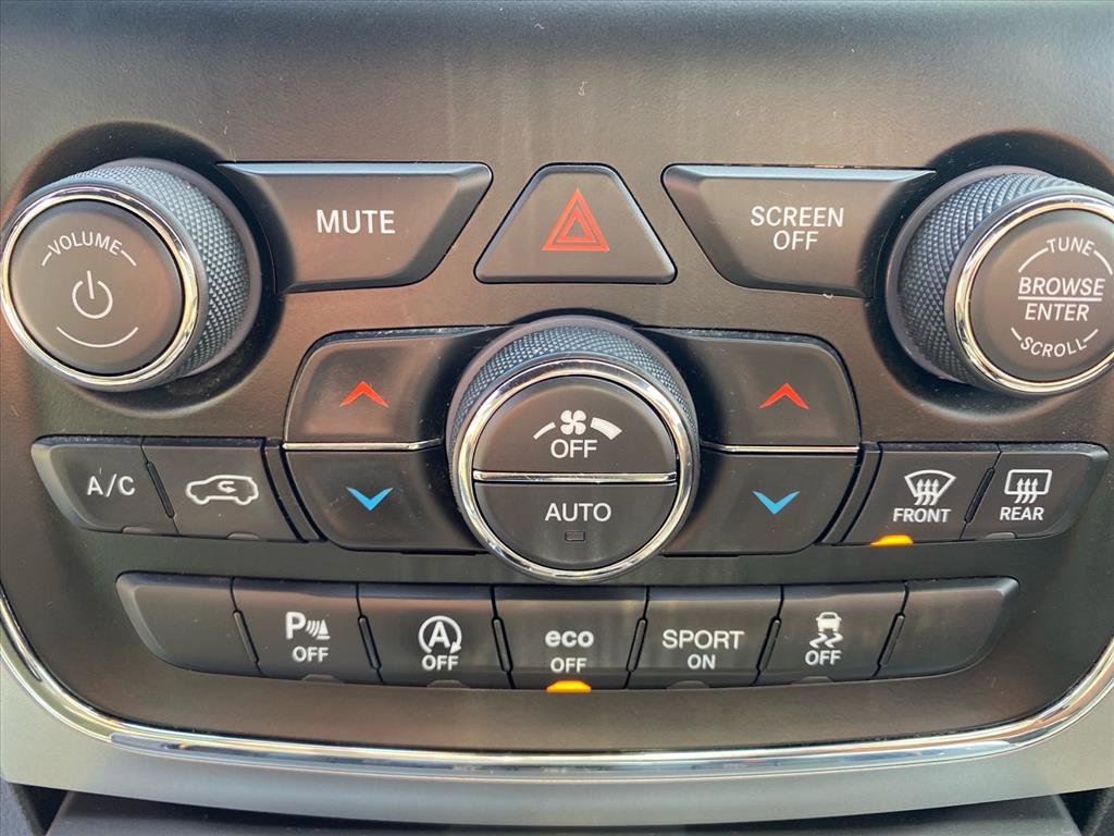 Used 2020 Velvet Red Pearlcoat Jeep Laredo E image 14