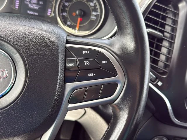 Used 2019 Gray Jeep Latitude Plus image 18