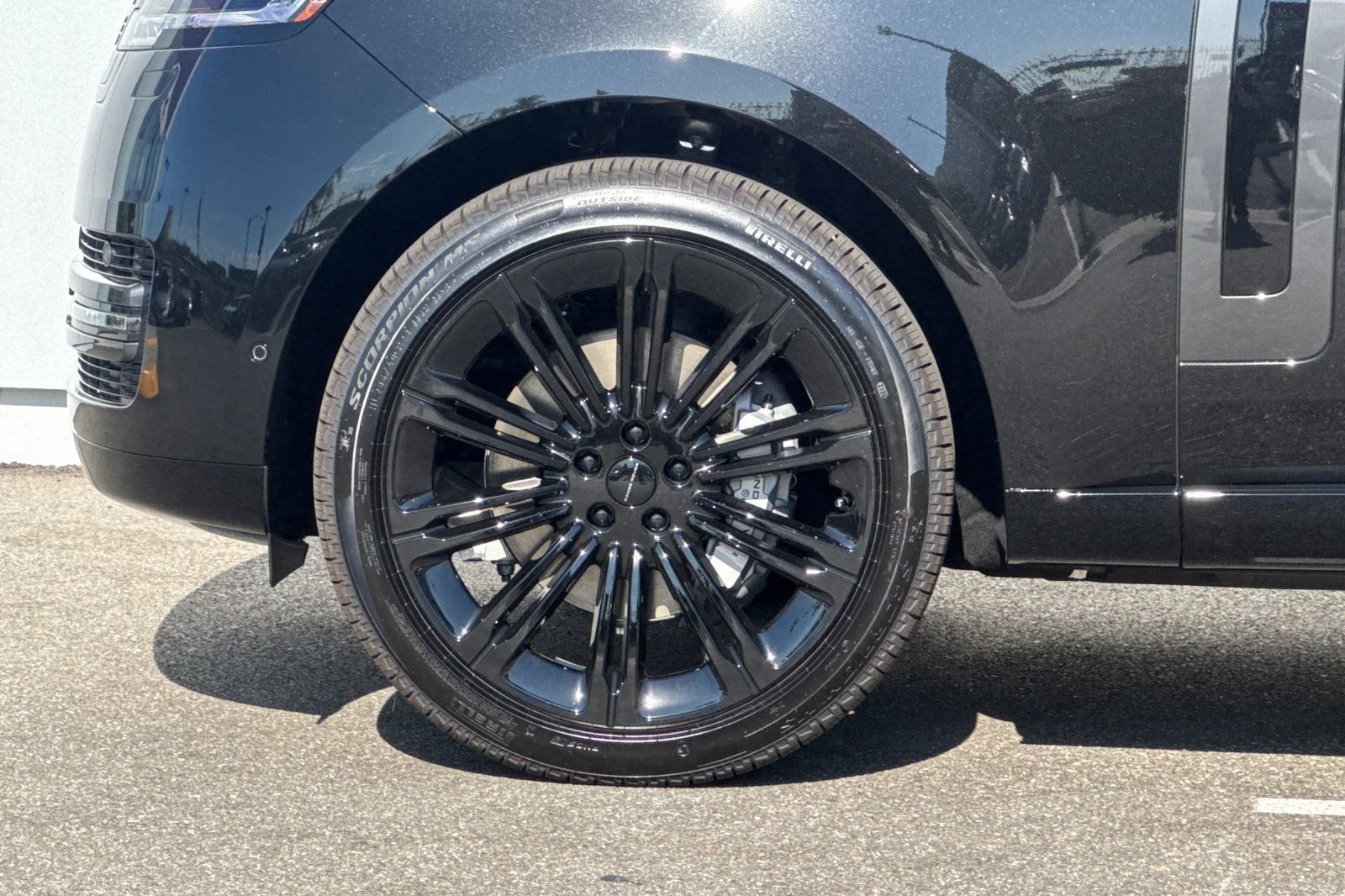 New 2026 Santorini Black Land Rover SE image 33
