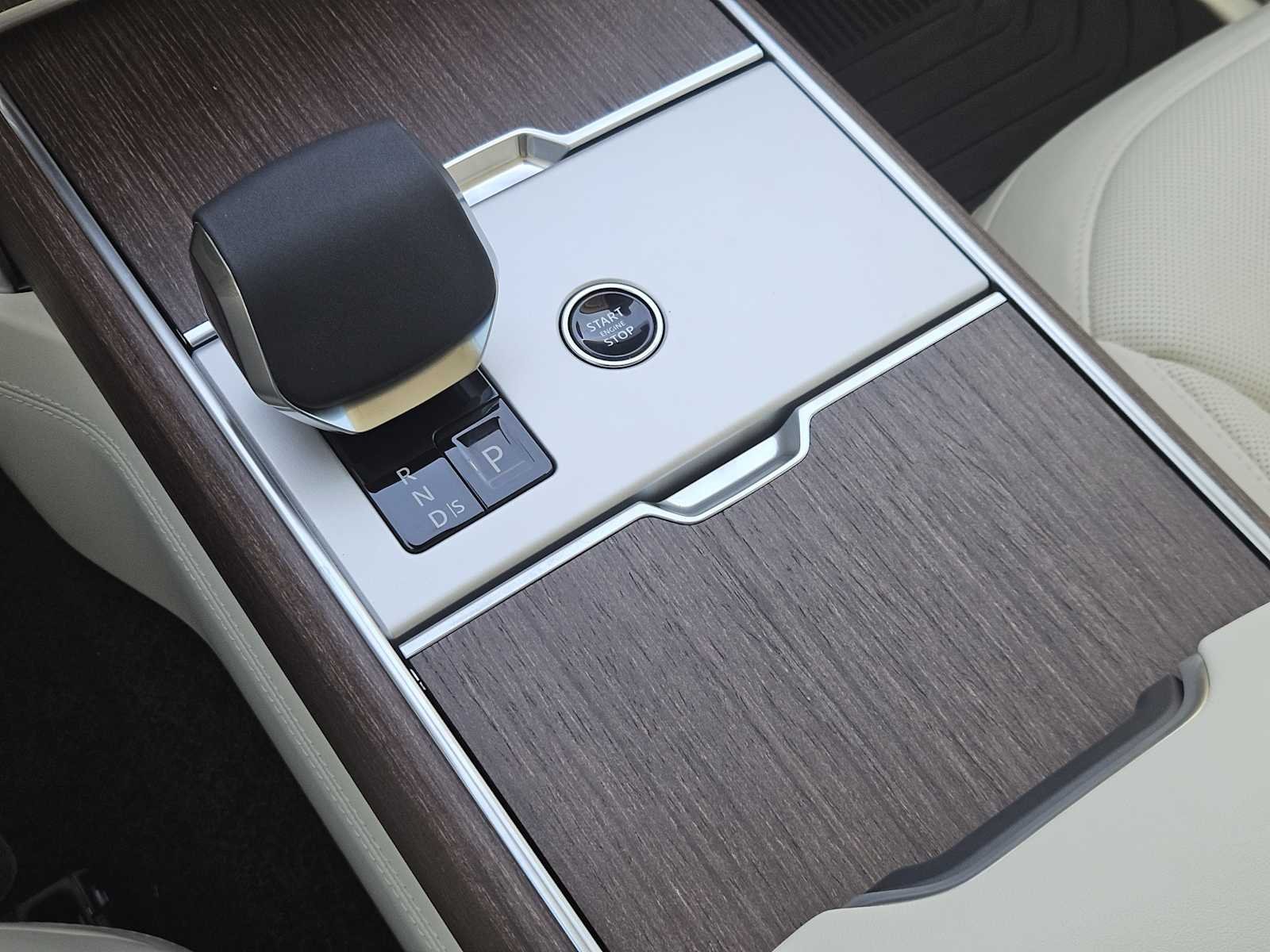 New 2026 Varesine Blue LAND ROVER SE image 18