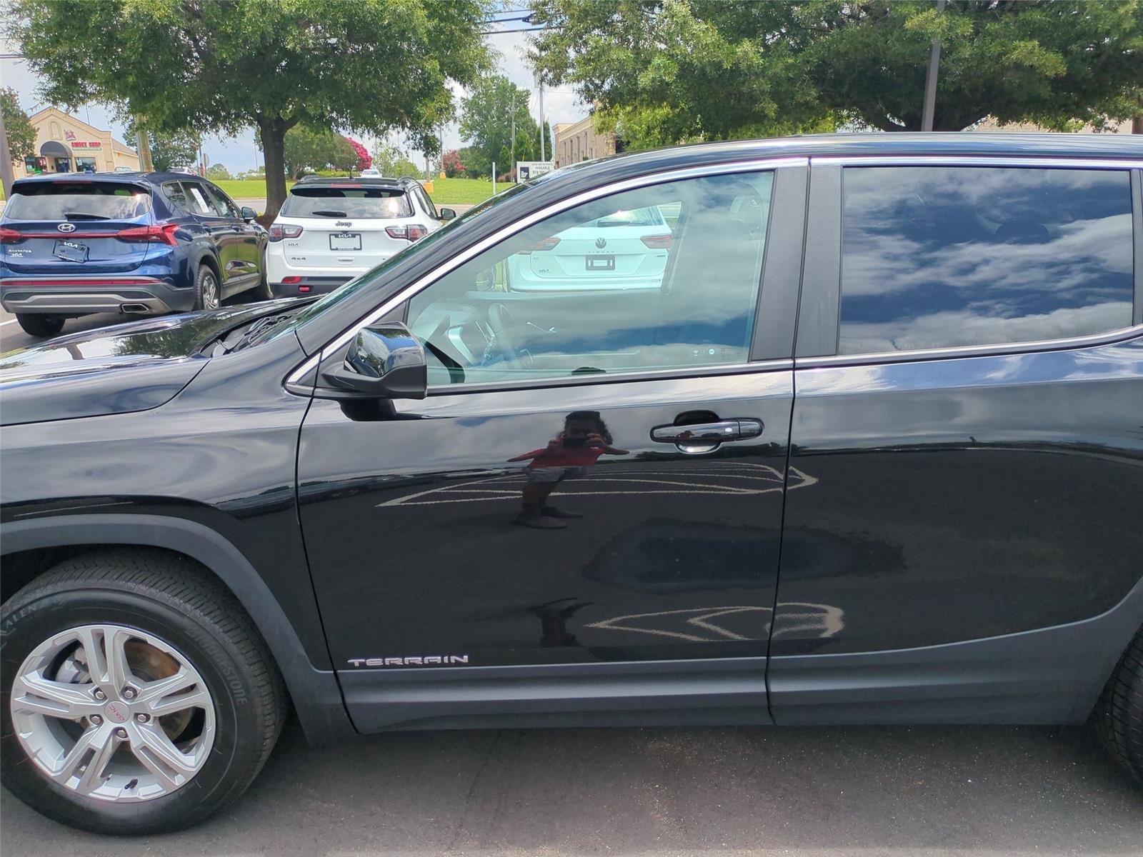 Used 2024 Ebony Twilight Metallic GMC SLE image 15