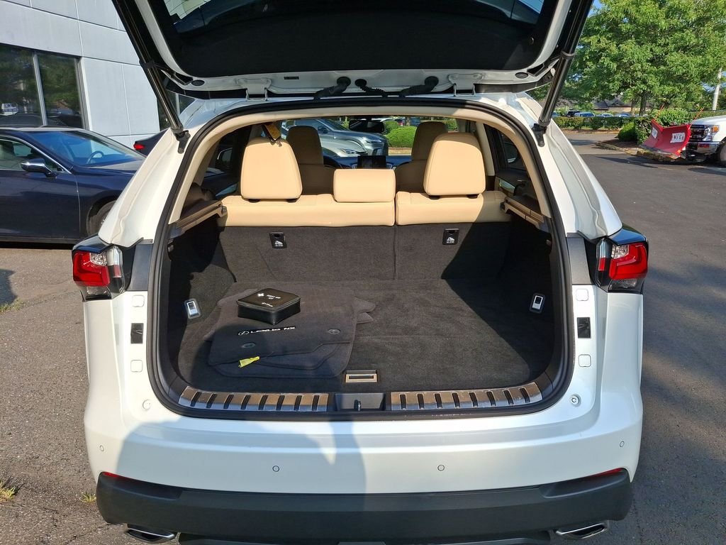 Used 2017 White Lexus 200t image 20