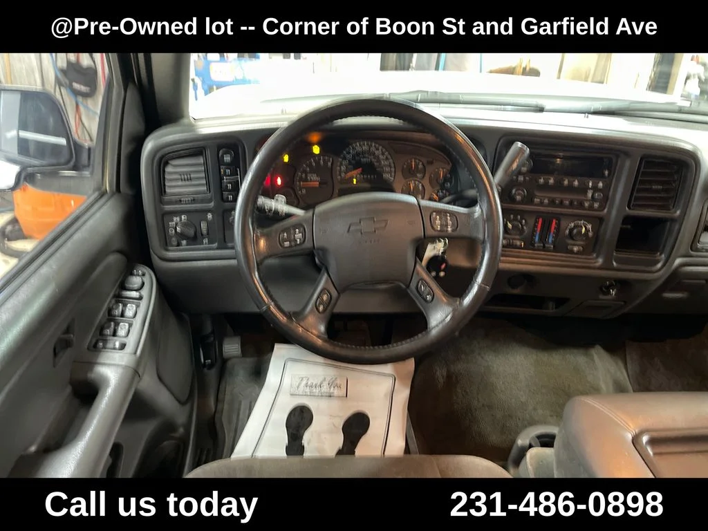 Used 2006 White Chevrolet LT image 17