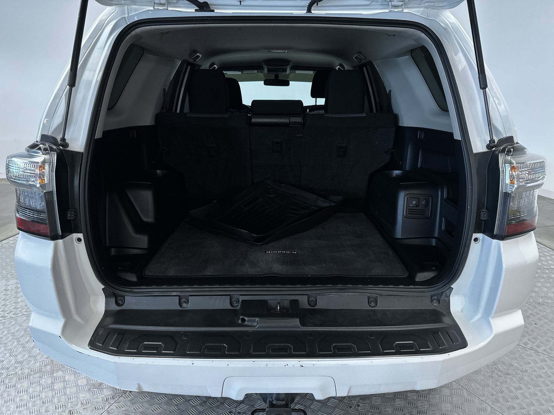 Used 2016 Super White Toyota SR5 image 23