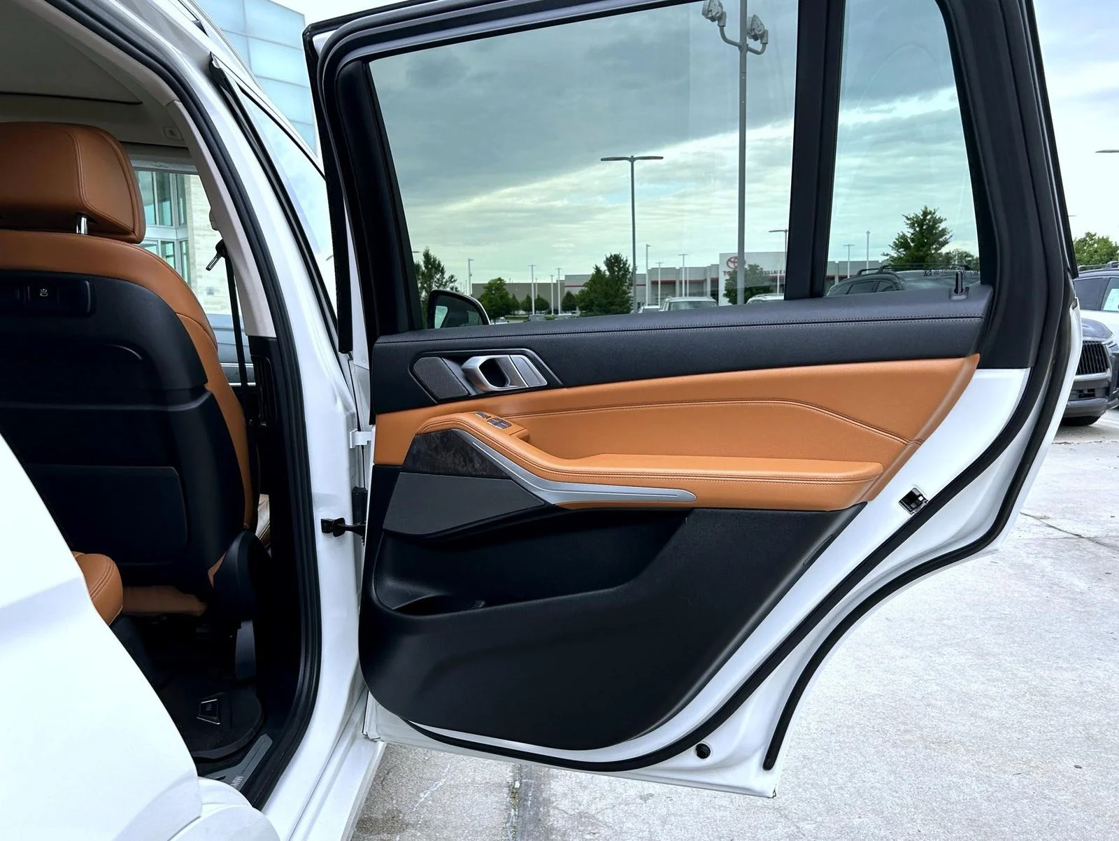 Used 2020 White BMW xDrive40i image 17