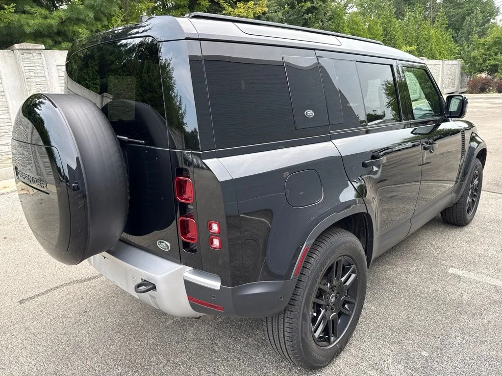 Used 2023 Black Land Rover S image 4