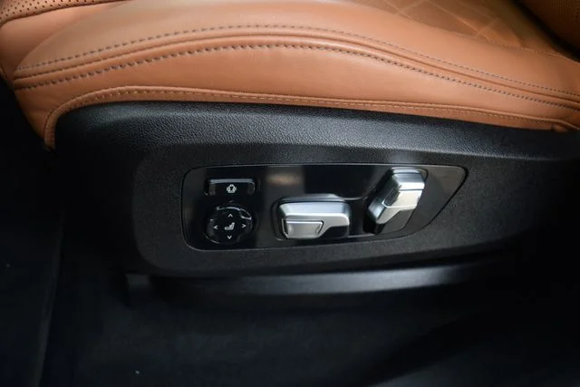 Used 2023 White BMW xDrive40i image 21