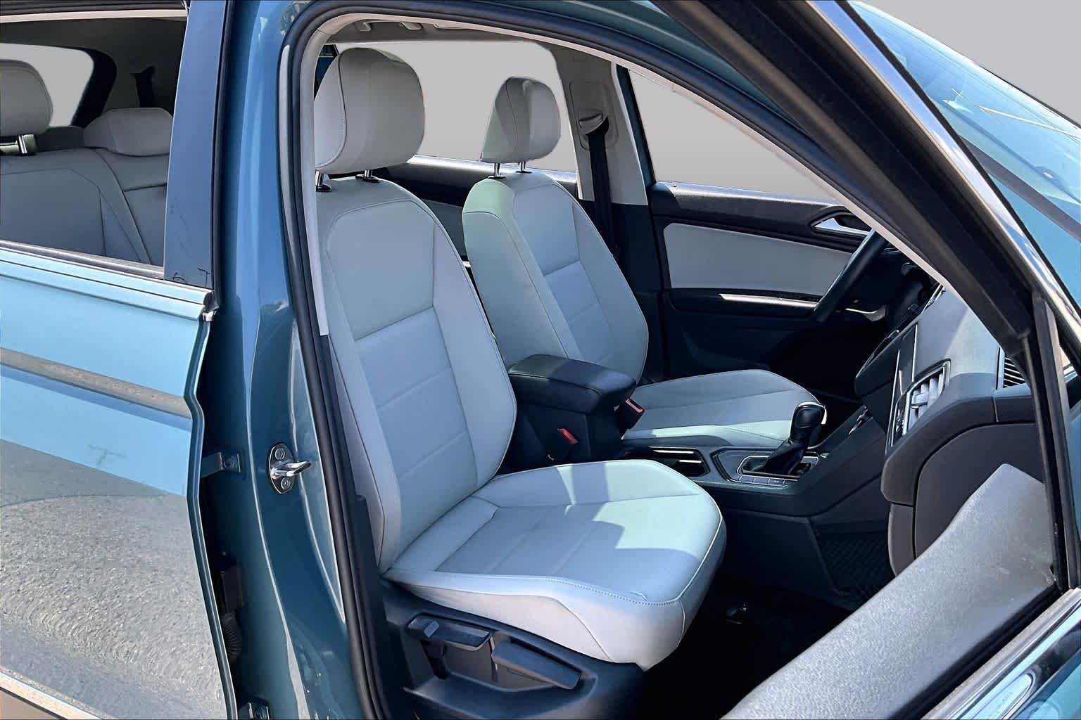 Used 2020 Stone Blue Metallic Volkswagen SE image 9
