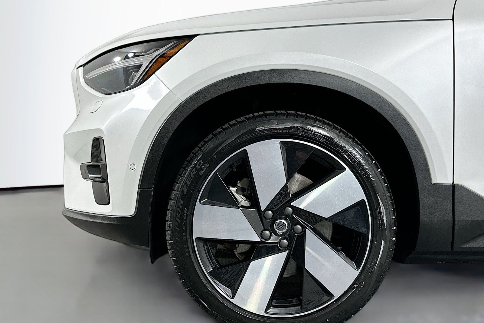 Used 2023 Crystal White Metallic Volvo Ultimate image 12