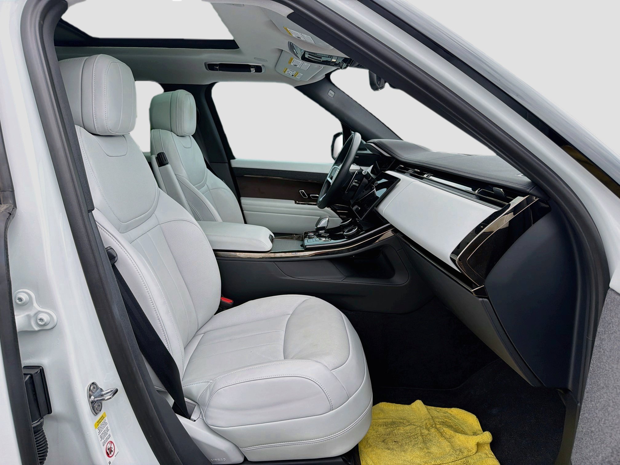 Used 2023 White Land Rover SE image 16