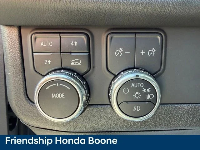 Used 2025 Silver GMC Denali image 23