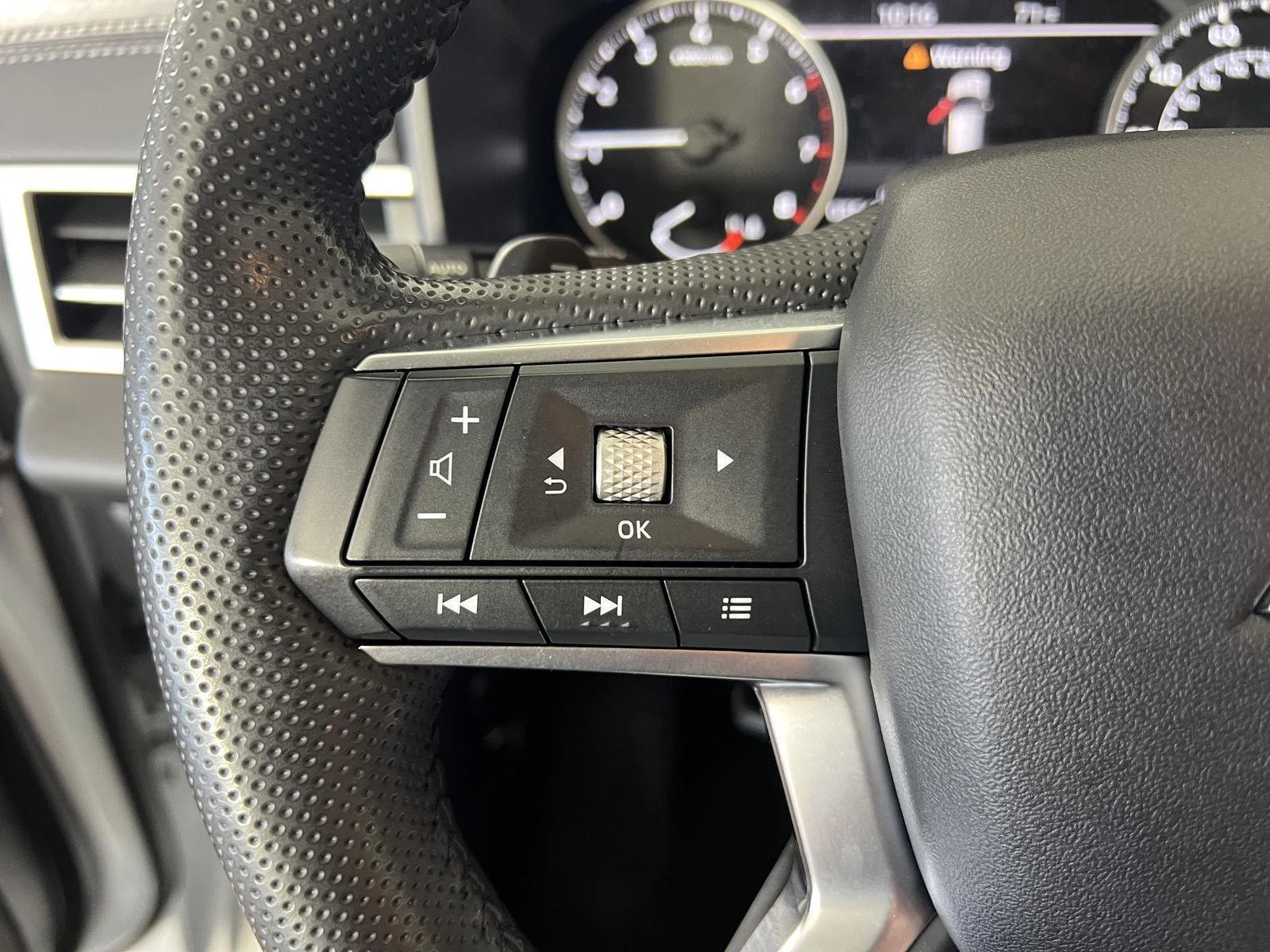 Used 2023 White Diamond Mitsubishi SE image 17