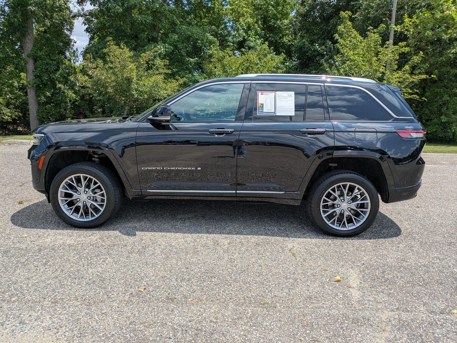 Used 2023 Diamond Black Crystal Pearlcoat Jeep Summit image 7