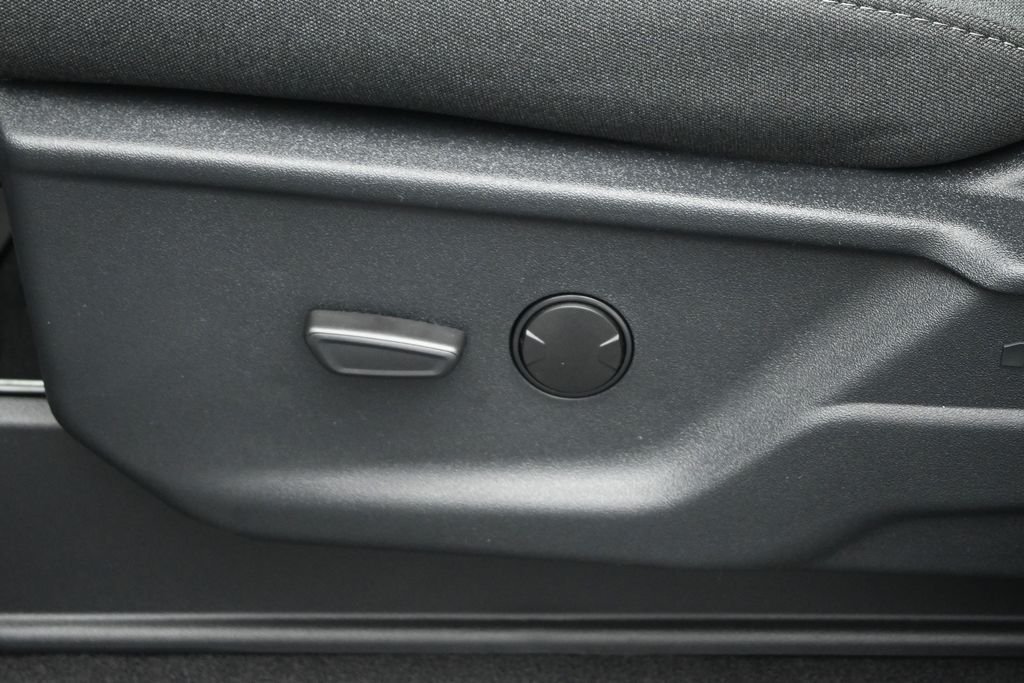 New 2026 Oxford White Ford XLT image 9