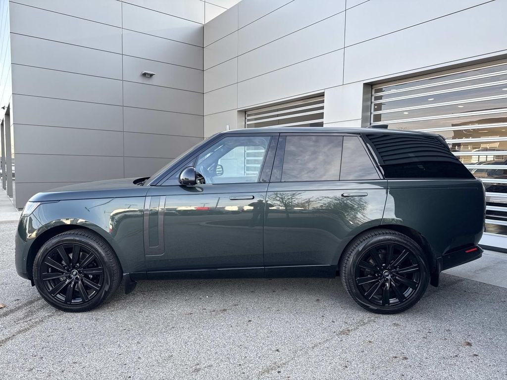 Certified Used 2023 Belgravia Green Metallic Land Rover SE image 4